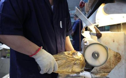 世界杯的大力神杯是纯金的吗,世界杯大力神杯制作成本