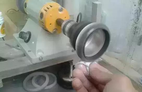 真正翡翠切出来的翡翠原石,翡翠原石开切制作成品全过程