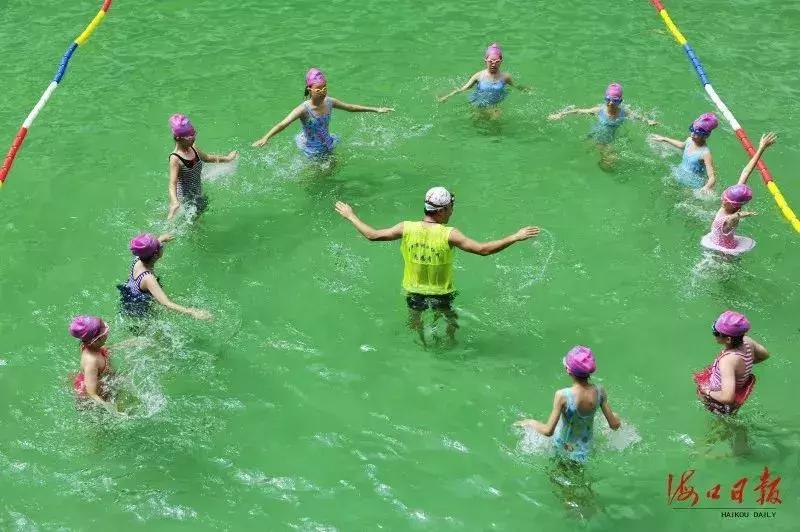 校园事简单报丨操场变泳池，海口城区学校首个移动式泳池投入使用