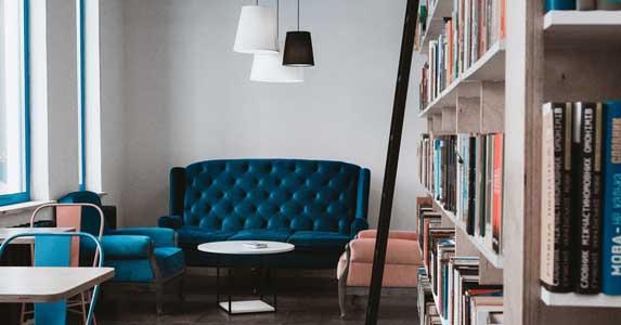 校草学长成总裁来学校招聘，他还以权谋私提问题：你有男朋友吗？