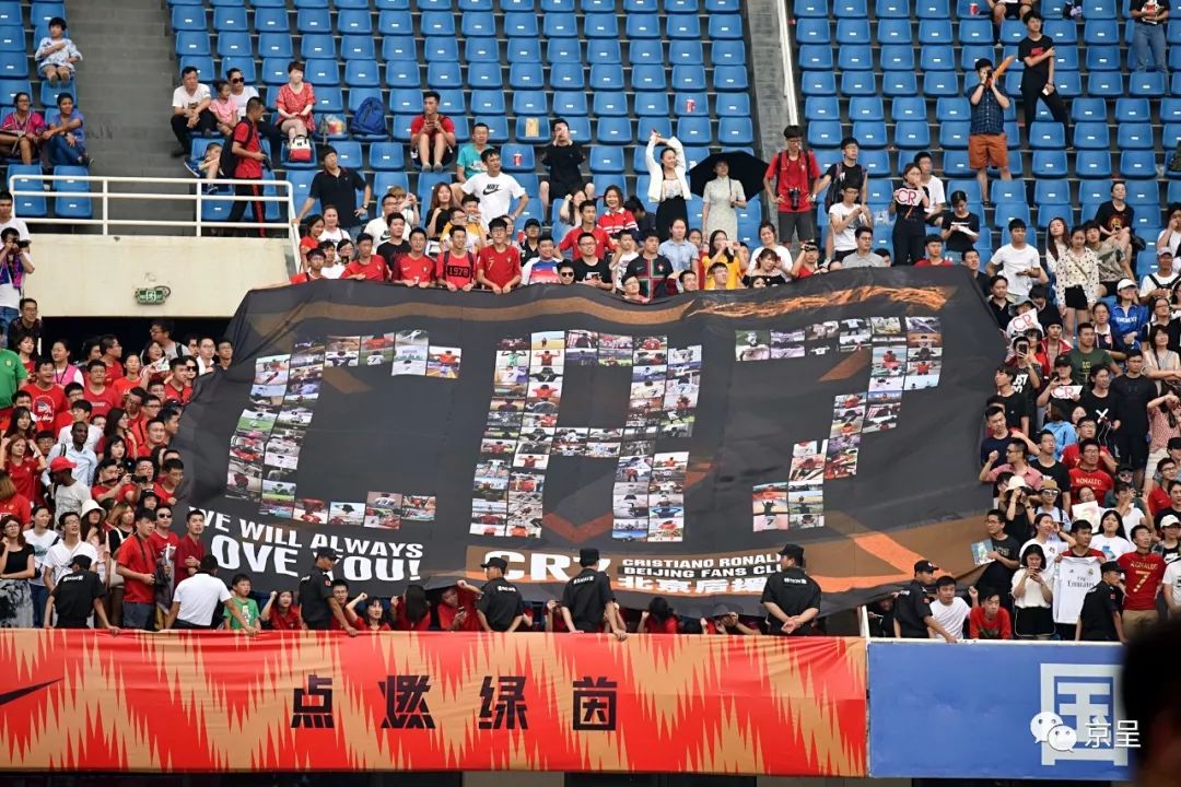 足球赛场和梅西击掌的小伙,小球童和c罗击掌后的反应