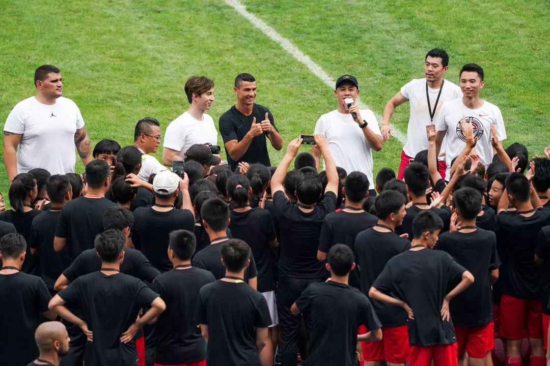 c罗北京校园足球比赛,c罗现身街头和一位小男孩踢球