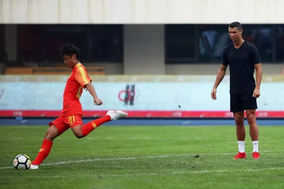 庆祝c罗夺得金球奖,c罗冠军庆祝