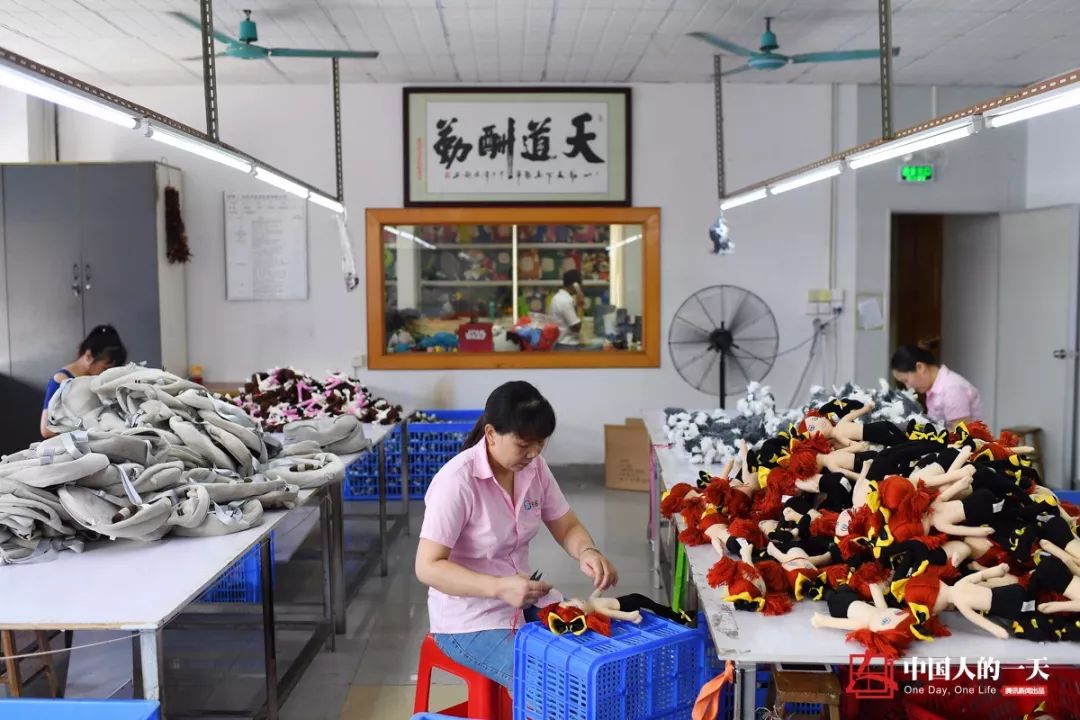 玩具工厂红色小女孩的故事,玩具工厂小女孩的故事完整版