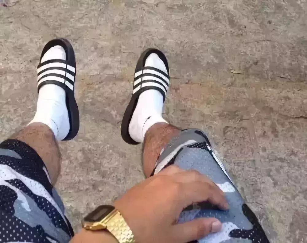 夏天鞋子可以当拖鞋穿的,可以当拖鞋也可以当板鞋穿