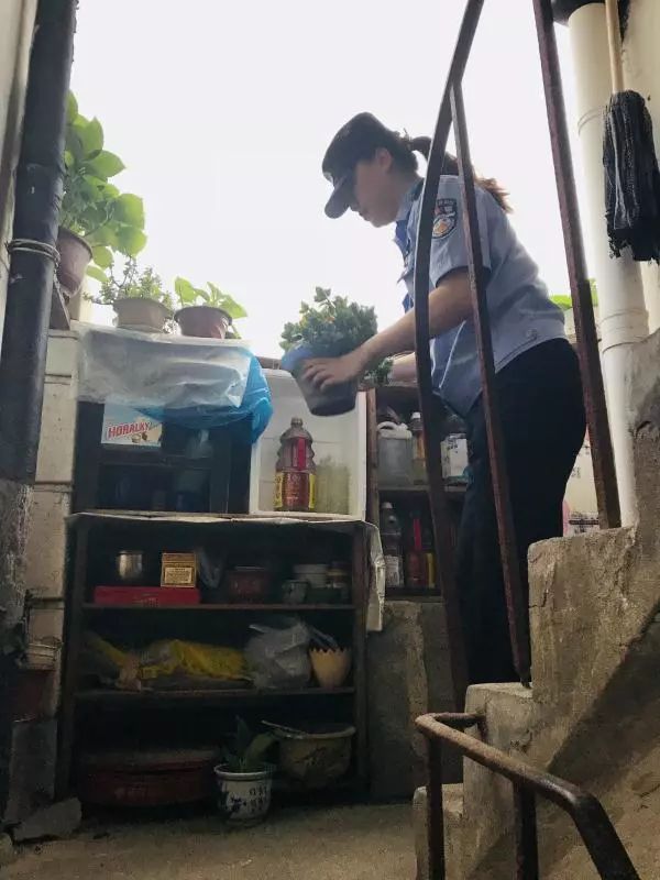 面对台风我们严阵以待,迎战台风交警巡逻