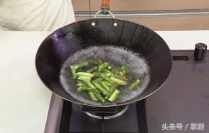 清炒青芦笋做法简单又好吃,清炒芦笋的做法大全家常窍门