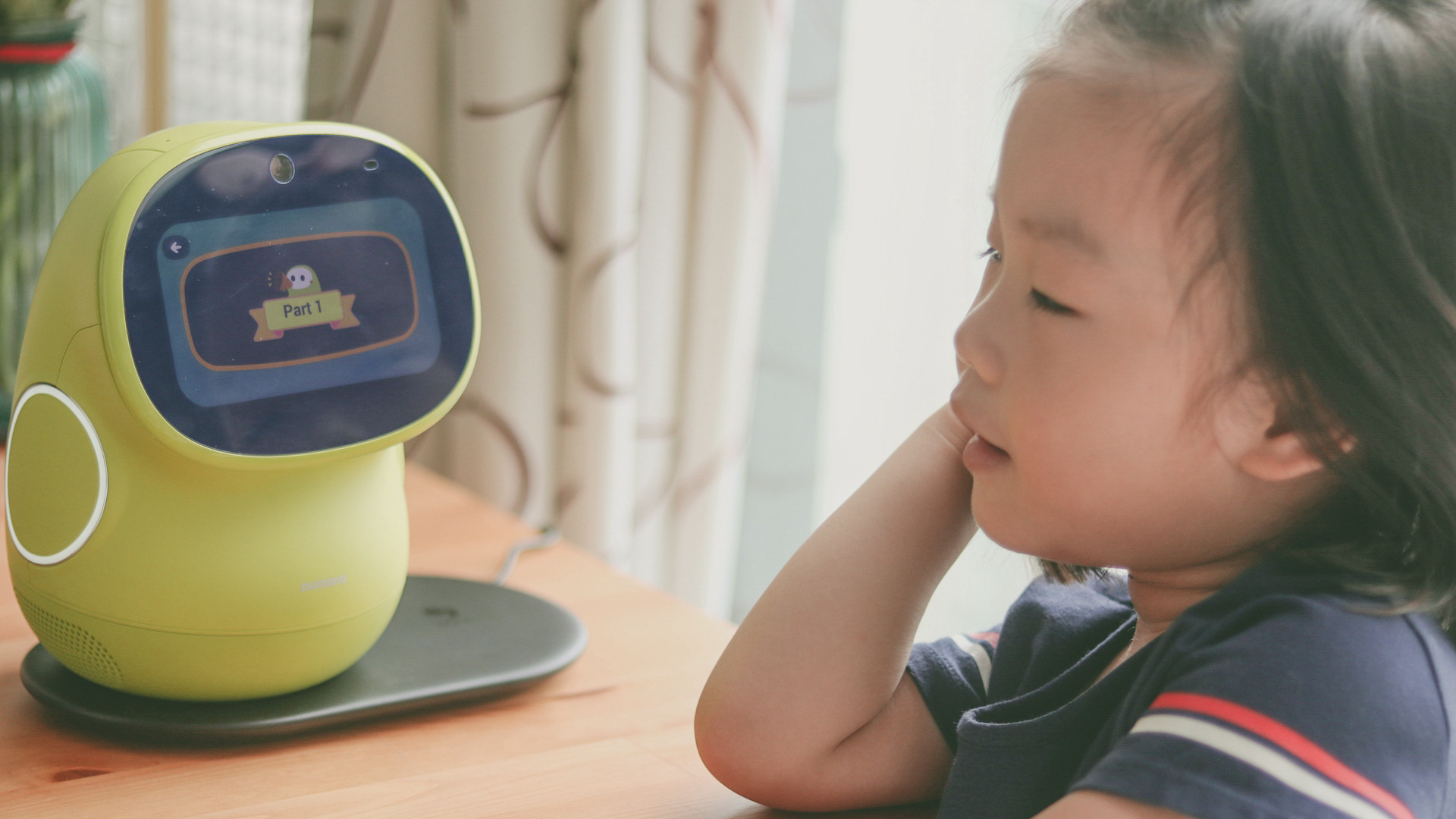 儿童学习陪伴机器人操作,幼儿陪伴儿童教育机器人