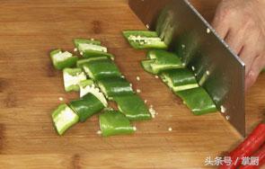 炒腊肉是先炒蒜苔还是先炒腊肉,腊肉的家常做法怎么炒好吃教程