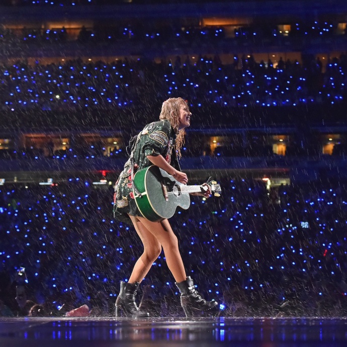 霉霉reputation表演大笑,霉霉演唱会下大暴雨小品