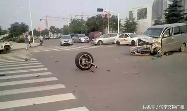 新手司机试驾五菱神车,新手司机连撞三辆车