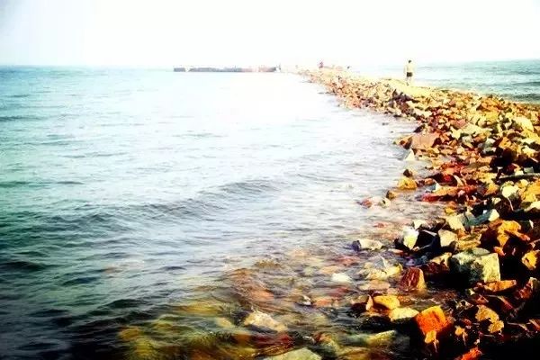 马尔代夫的蓝天绿树水清沙白,北京周边绝美海滩