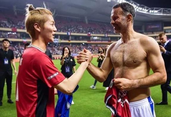 国足队长身形遭黑，连累鹿晗无辜躺枪，网友：鹿晗与英超失之交臂