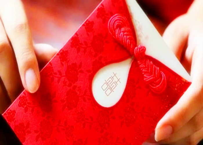 90后员工给老板结婚请柬，老板当面写12个字递回，员工一看傻了眼