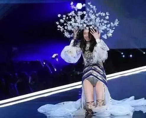 明星摔倒瞬间，张韶涵狰狞，周立波四脚朝天，胡歌承包了全年笑点