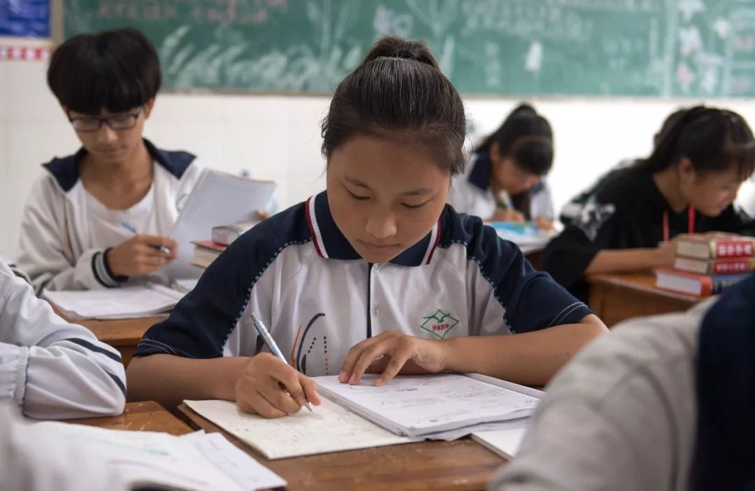 如何把校服穿得更好看,别人说校服不好看怎么怼回去