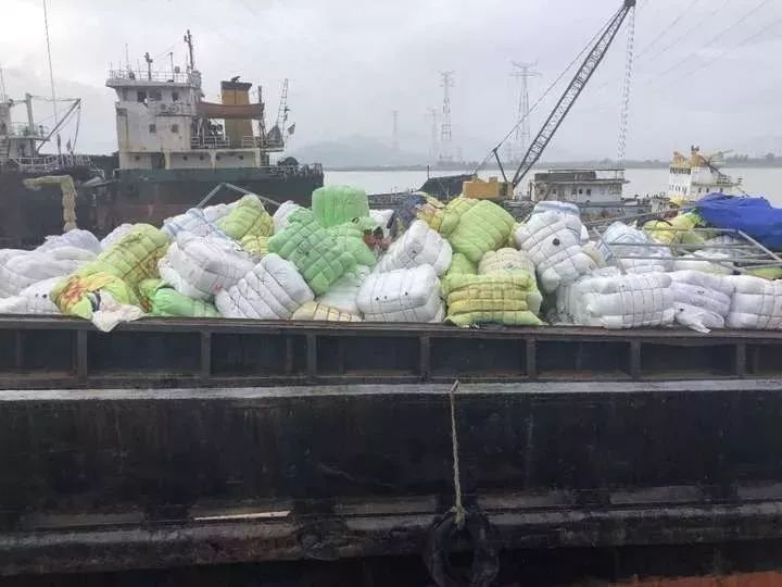 国外扔掉的旧衣服,700多吨走私洋垃圾衣物被查获