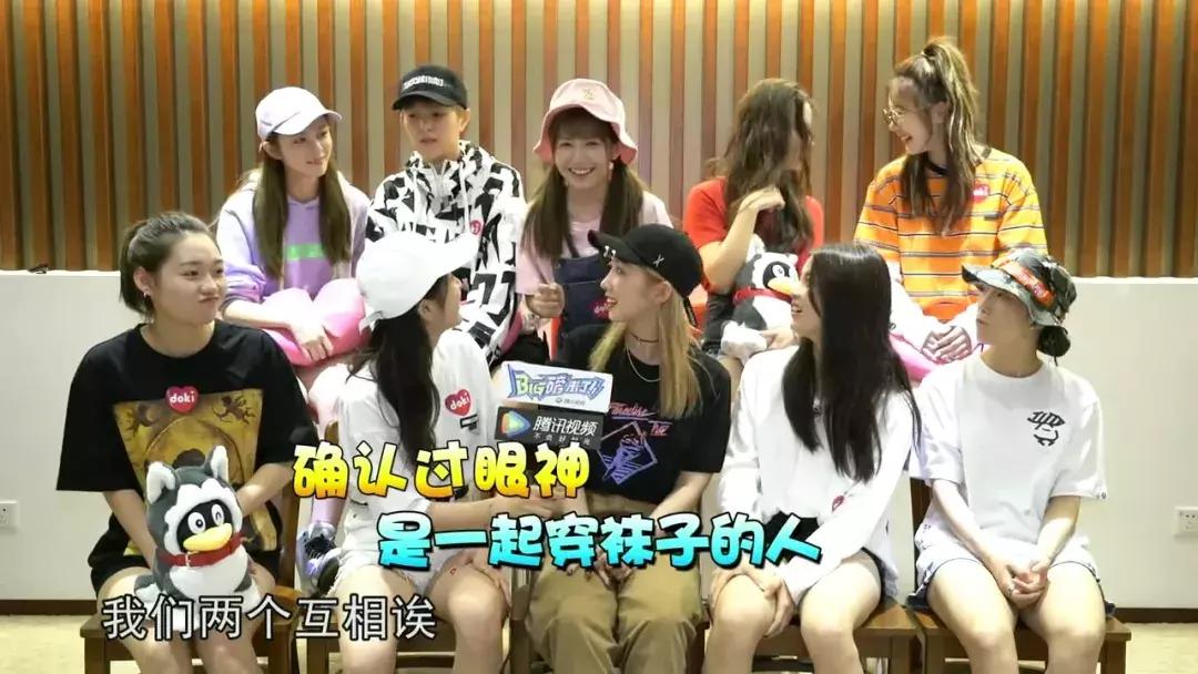 有眼妆和没眼妆差距这么大？女团最应该出的是变身秘笈吧？