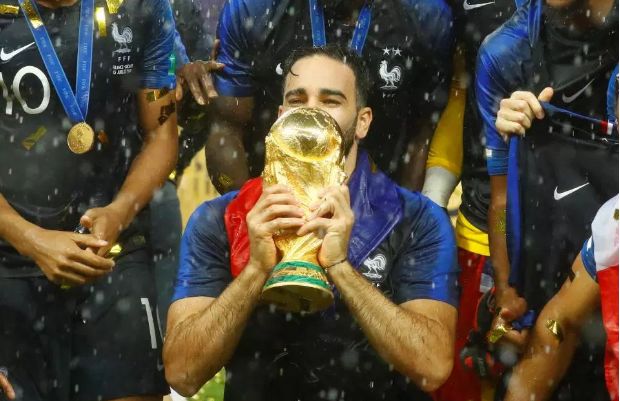 她曾结婚3次,和前夫相识4天闪婚!如今和小自己18岁的法国脚相恋