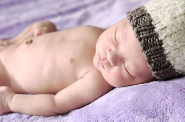 小孩肚脐右边鼓了个包是怎么了,肚脐上面一会鼓个包一会又下去