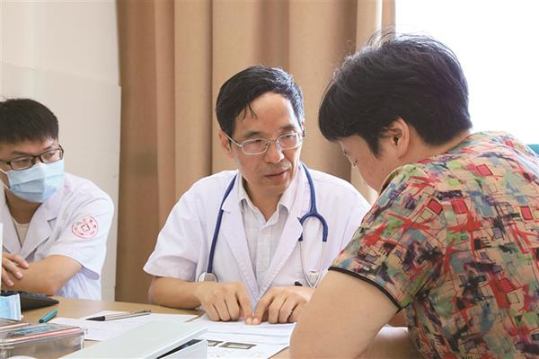 全面铺开名医工作室建设,名医基层工作站揭牌