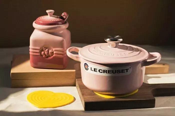 这里有口死沉死沉的铸铁锅麻烦你背下