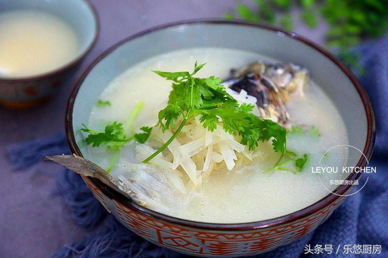 如何炖鲫鱼汤更好喝,怎样煮鲫鱼汤才有营养价值