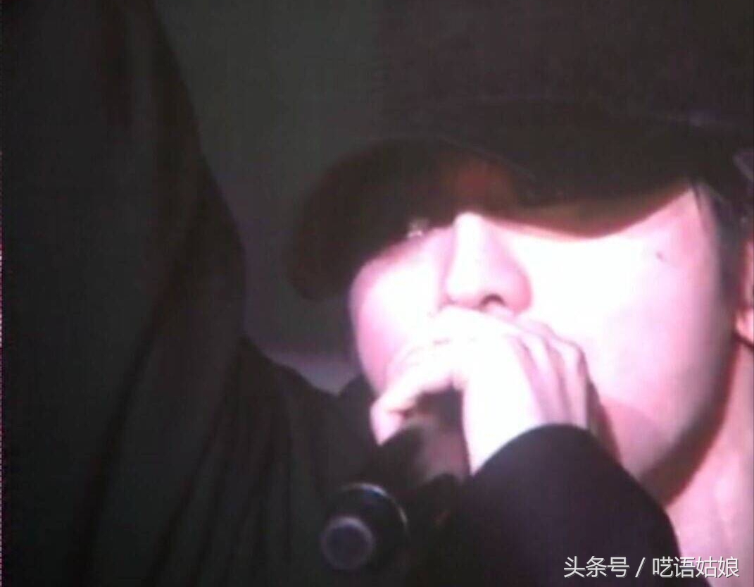 蔡徐坤轻轻一个吻,蔡徐坤王嘉尔勾肩搭背