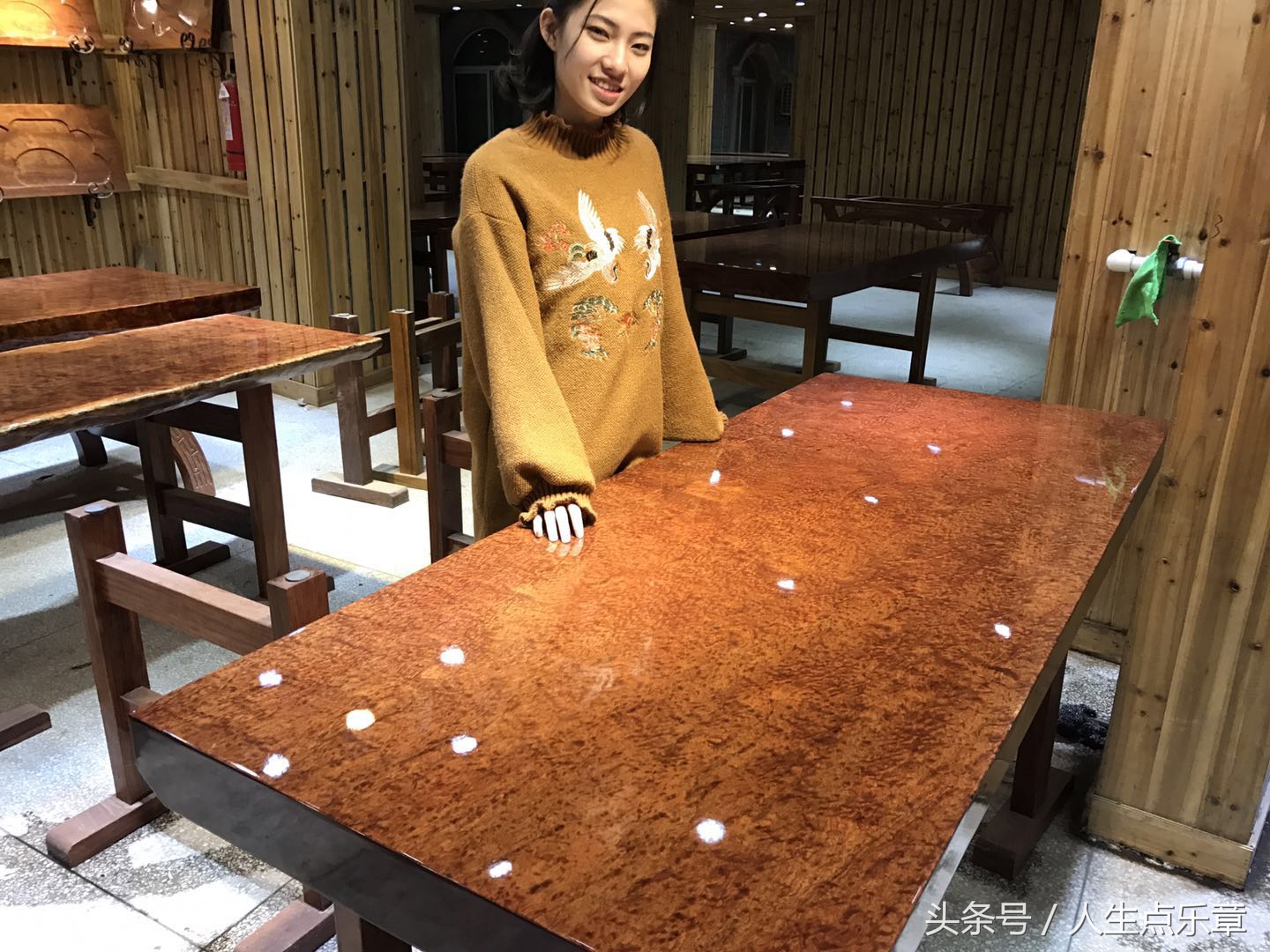 杭州老师3000元买的实木桌,引万千网友热议,专家鉴定后价值百万