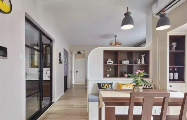 客厅砌一堵墙做隔断不影响通风,在客厅砌了半截墙做隔断