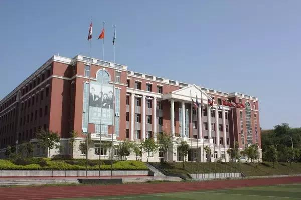 重庆这些“土豪”学校，从幼儿园开始就读不起了……