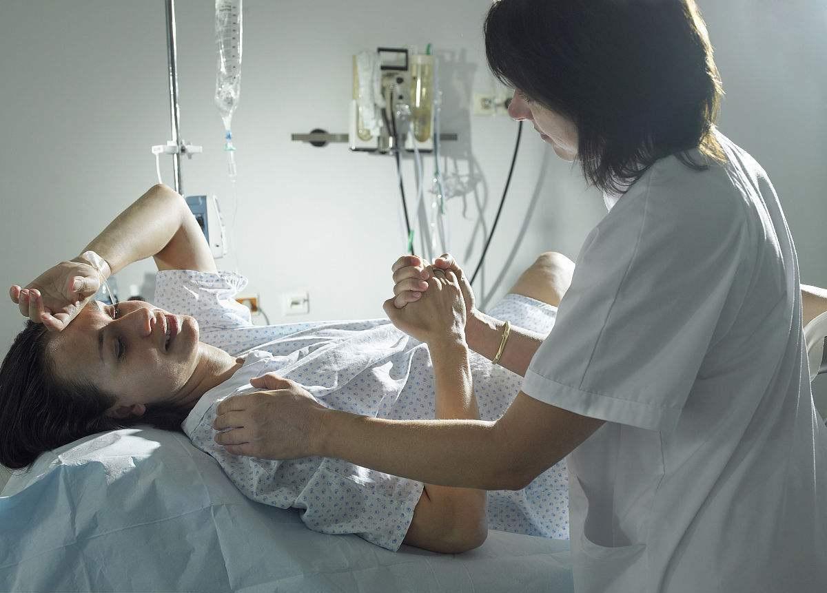 顺产时撕裂和侧切哪个更可怕,顺产时撕裂和侧切哪个严重