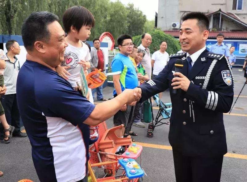 走进基层唱响警营带着真情传送关爱｜公安部“公安文化基层行”文艺小分队赴焦慰问演出