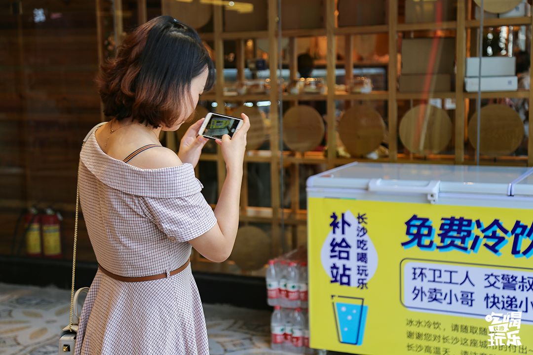 40度高温下一群人出现在街头,三十八度高温街头