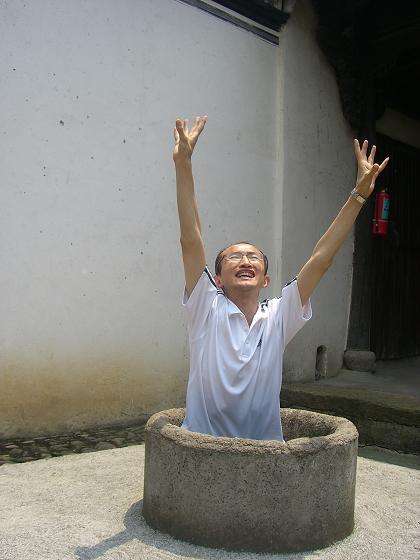 一位教授给孩子批改作业,一个老师给学生发试卷