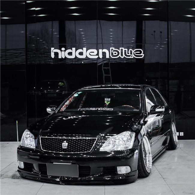 白外黑内反差强烈，为了成为VIP大佬车友竟将两部皇冠“合二为一”