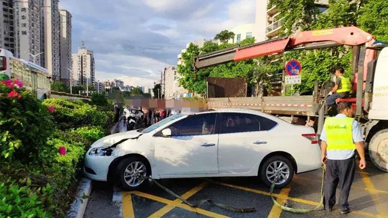 珠海汽车撞路人,珠海日产撞车事故