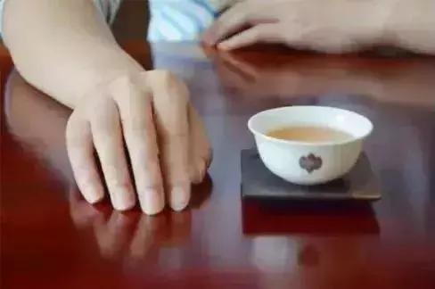 别人给你倒茶为什么要用手敲桌面,别人给你倒茶为何敲桌两下