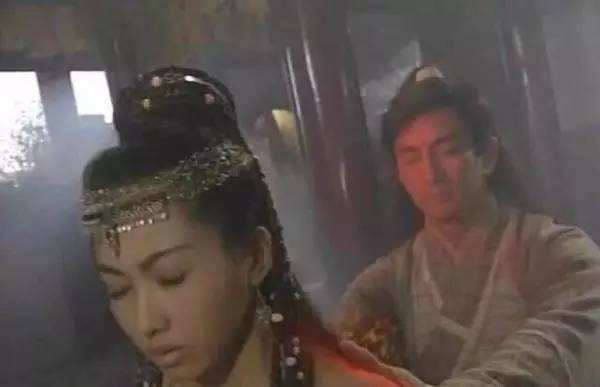 张无忌给人运功疗伤，男女待遇有啥不一样，你们看出什么了？