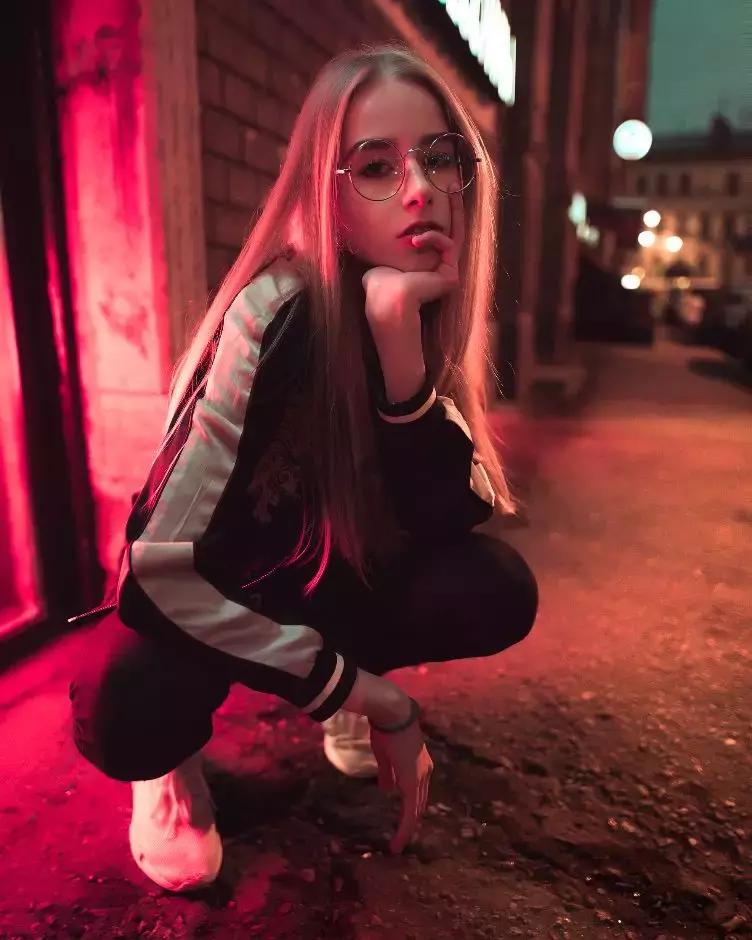 抖音30万赞，勾搭俄罗斯小姐姐拍照套路get