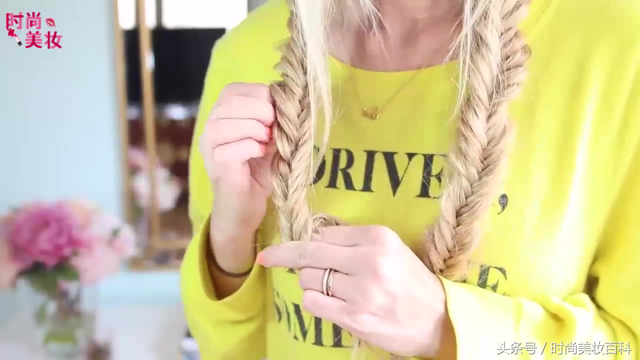 鱼尾扭扭夹盘发教程中短发,两边编发的低盘发简单好看教程