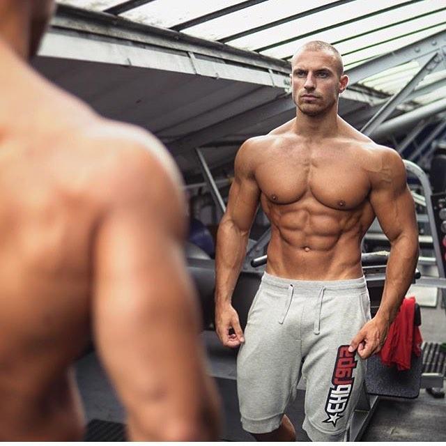 健身发现左右手臂力量相差巨大,健身感觉胸部一边大一边小