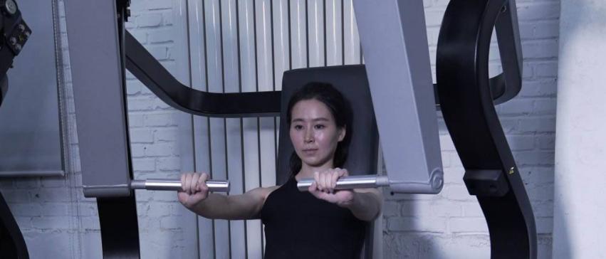 健身发现左右手臂力量相差巨大,健身感觉胸部一边大一边小