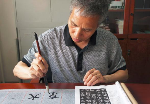 初学毛笔握笔正确姿势有几种,毛笔转笔姿势