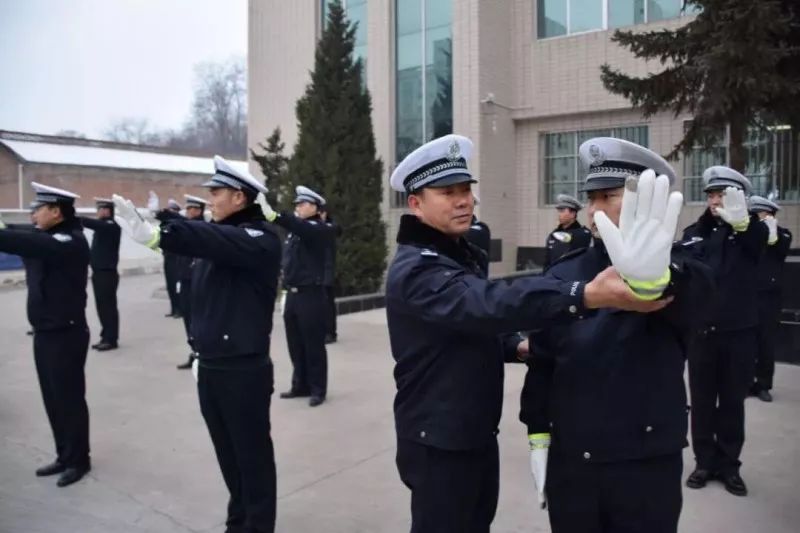 八一特刊武警忠诚卫士,八一特辑从军服到警服