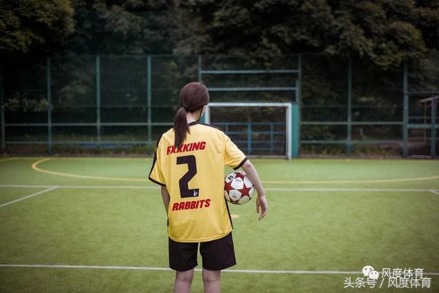 足球穿了护膝还要穿长筒袜吗,足球穿球鞋影响运球吗