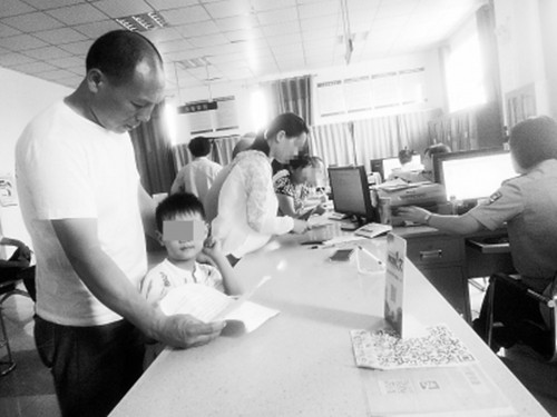 跑了近百趟、黑户男孩难入户！派出所：找民政、民政局：找公安