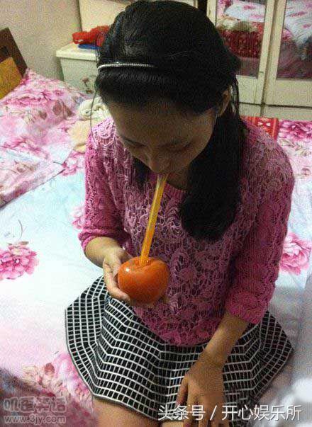 闺蜜让我在她脖子上弄个草莓，气气她男友