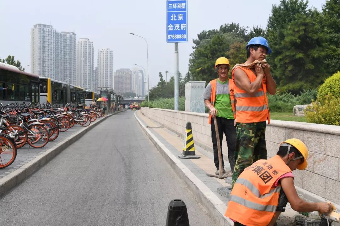 高温送清凉致敬烈日下的坚守 (致敬高温下坚守的你们)