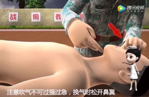 73岁老人跪地救恩人,六旬白发老人跪冰救人